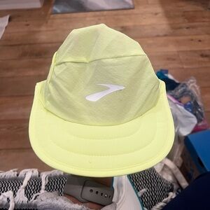 *NEW WITH TAGS* Brooks packable yellow hat